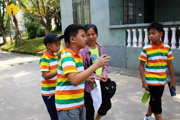 该如何正确引导教孩子帮助陌生人